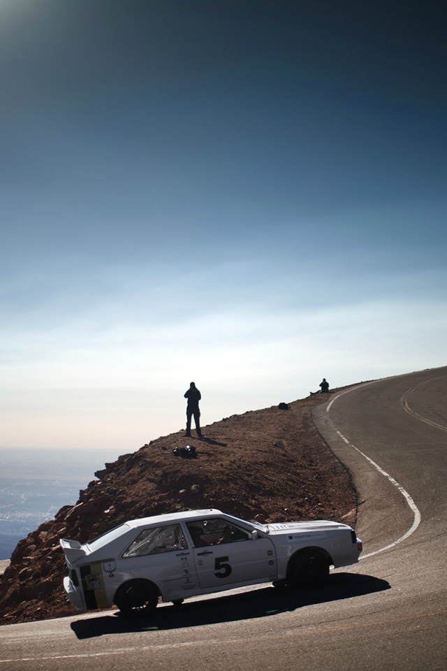 Автомобиль на горной дороге, Ауди