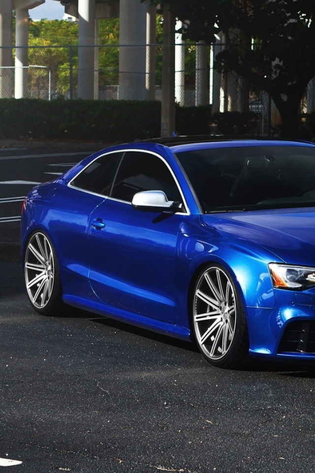 Темно синий блестящий Audi RS5