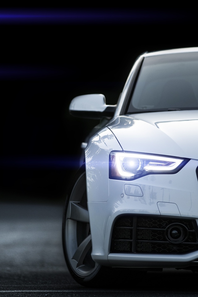 Неоновые фары белого Audi RS5