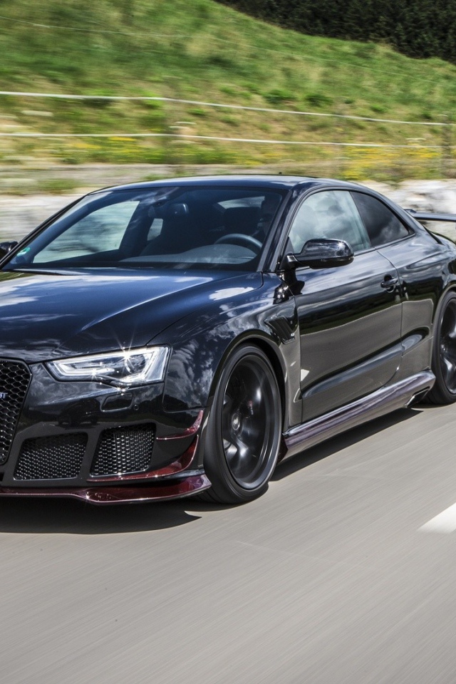 Быстрый черный Ауди на дороге за городом