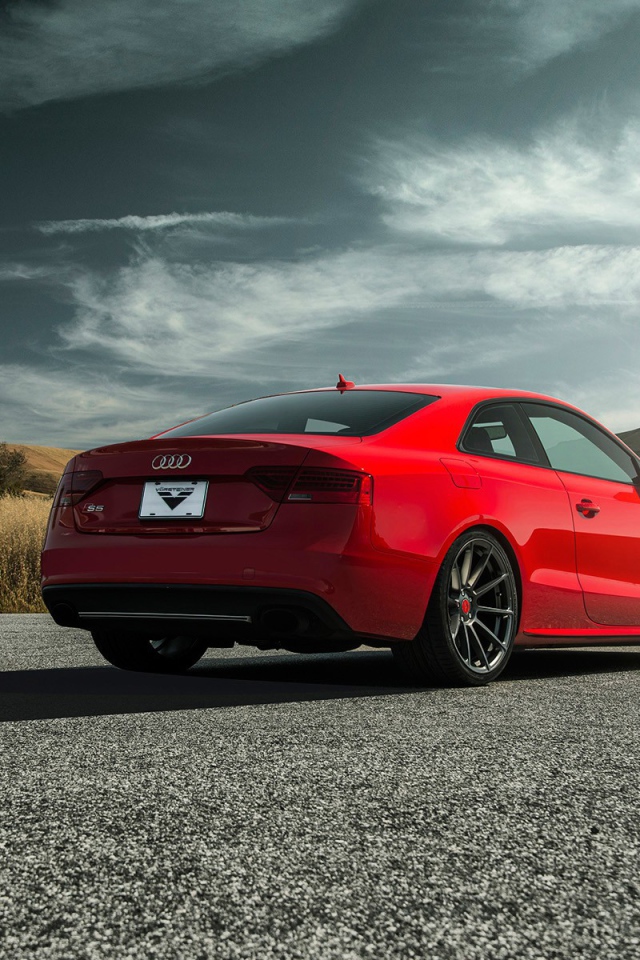 Вид сзади на красный Audi S5 Vorsteiner