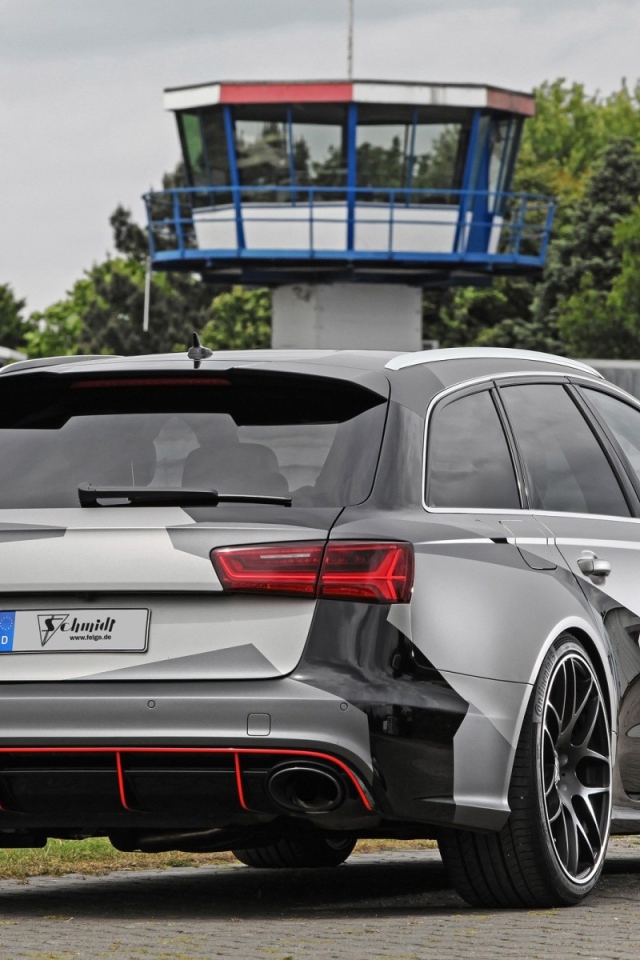 Вид сзади на Audi RS6 Avant