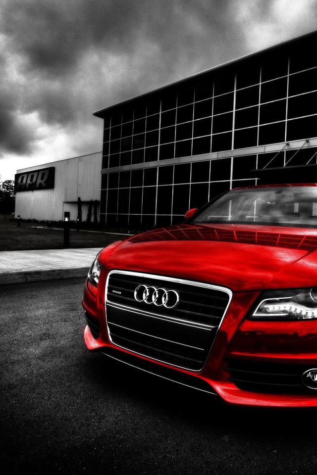 Красный Ауди на темном фоне