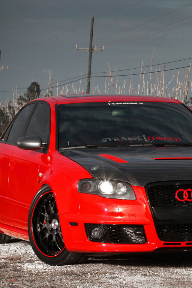 Красный Ауди с черным капотом