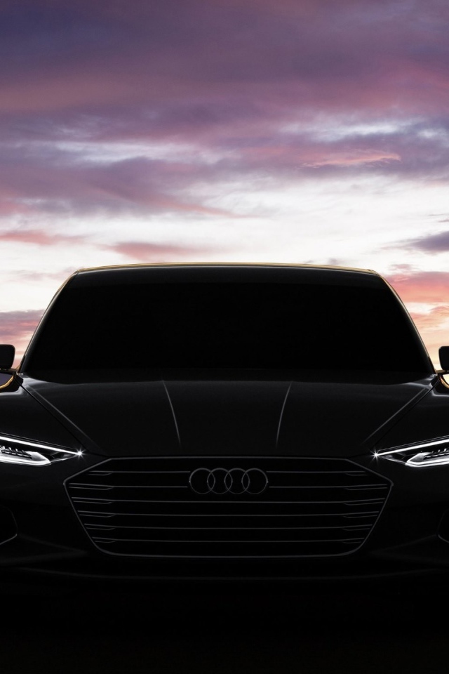 Силуэт черного Audi Prologue на фоне города