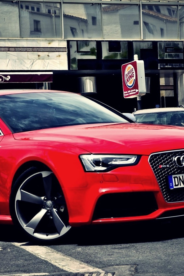 Красный Audi RS5 у уличного кафе
