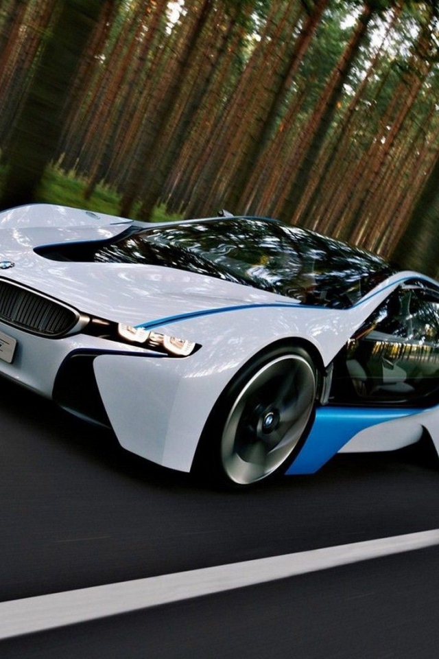 Концепт кар БМВ на дороге в лесу