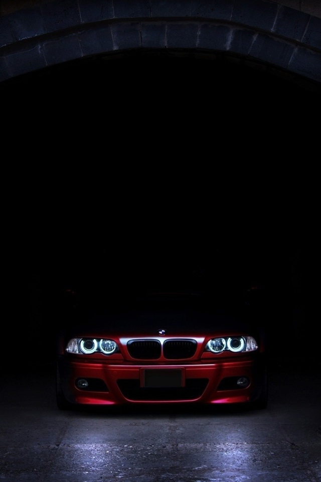 БМВ в темной подворотне
