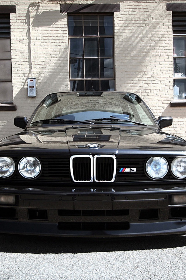 Черный БМВ Е-40 у стены