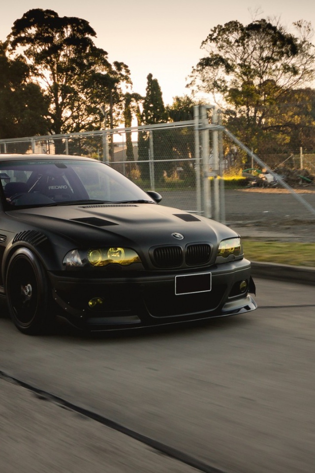 Черный BMW M3 E46 с желтыми фарами