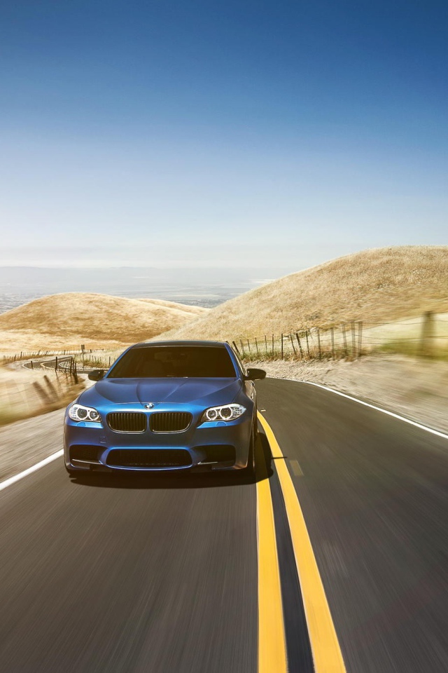 Голубой BMW мчится по шоссе в пустыне