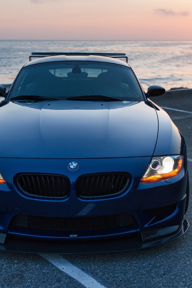 Синий BMW у морского побережья