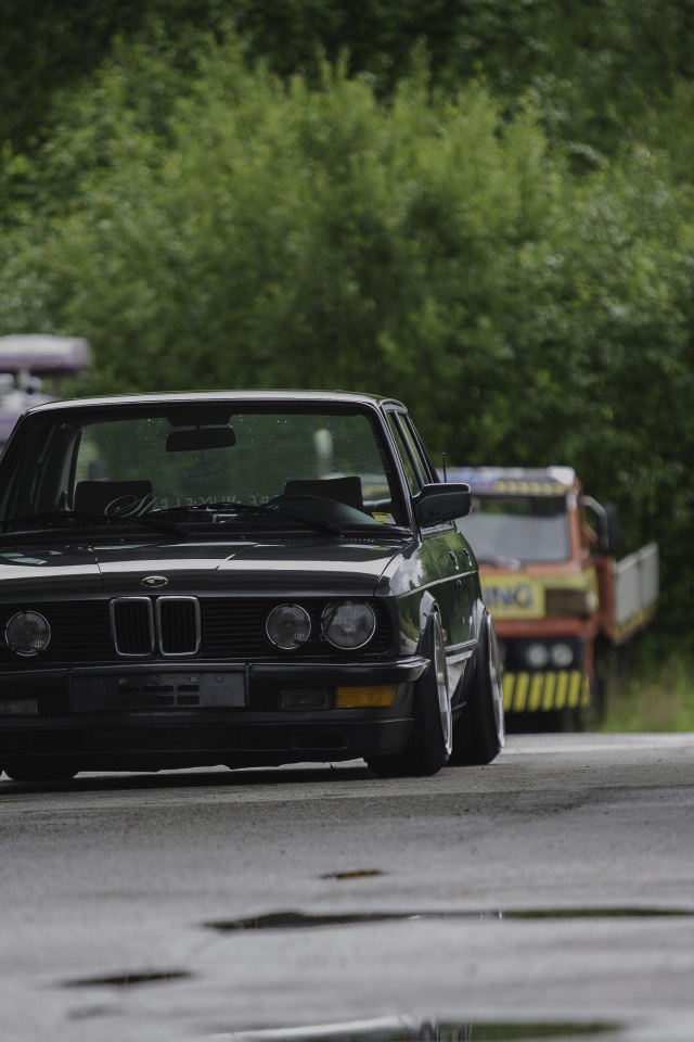 Автомобиль BMW E28 на улице