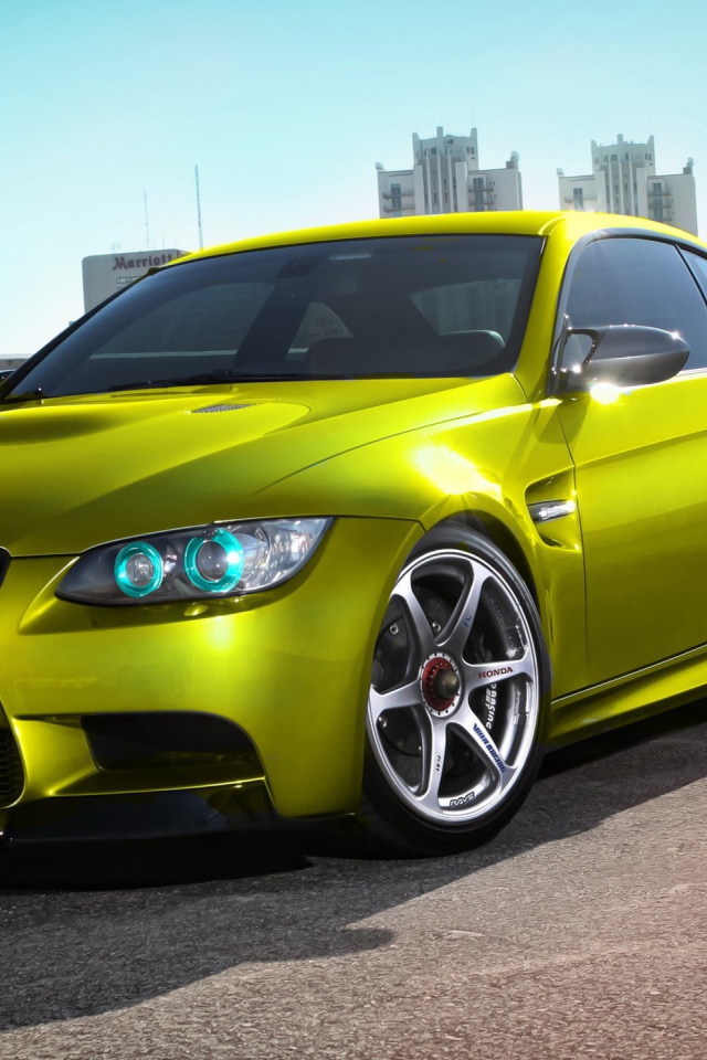 Желто зеленый БМВ в городе