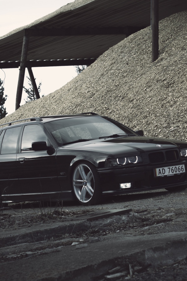 Старый BMW E28 у горы щебня