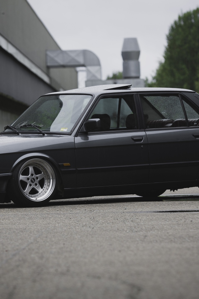 Старый черный BMW E28