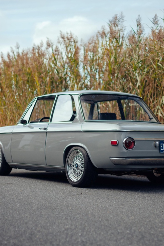 Старый автомобиль BMW 2002 на обочине дороги