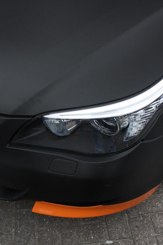 Оранжевые элементы в черном БМВ