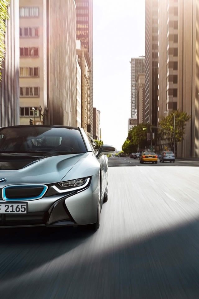 Быстрый БМВ на улице мегаполиса
