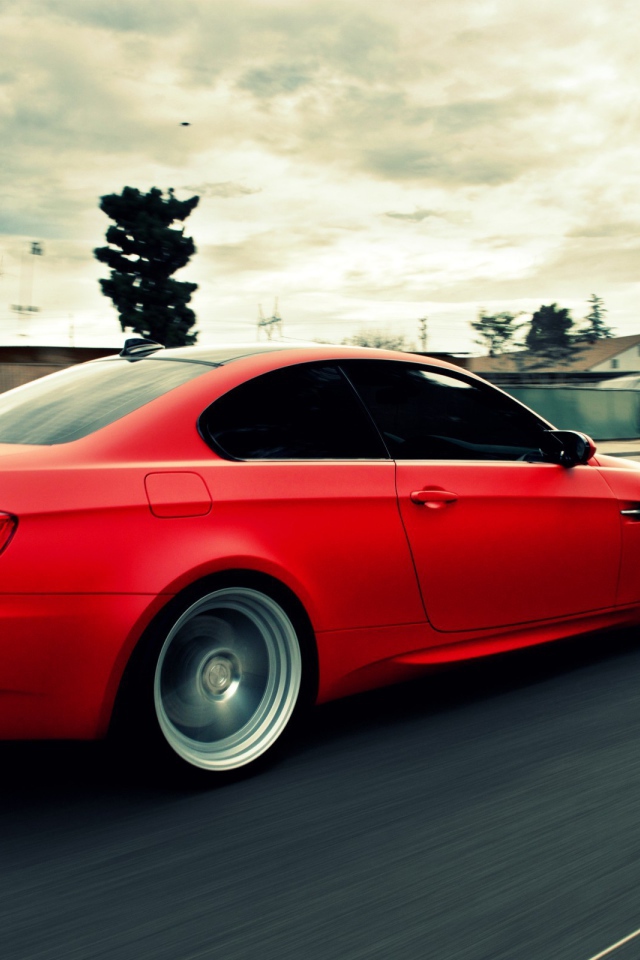 Быстрый красный BMW на шоссе