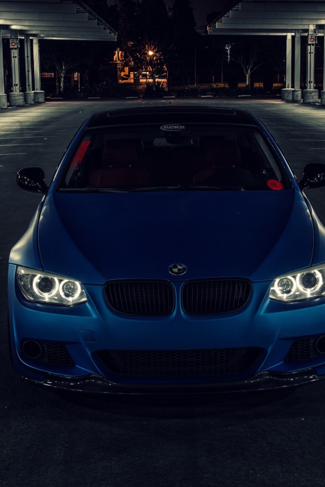 Синий BMW на пустой парковке