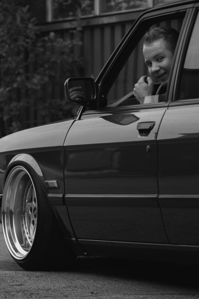 Водитель за рулем BMW E28