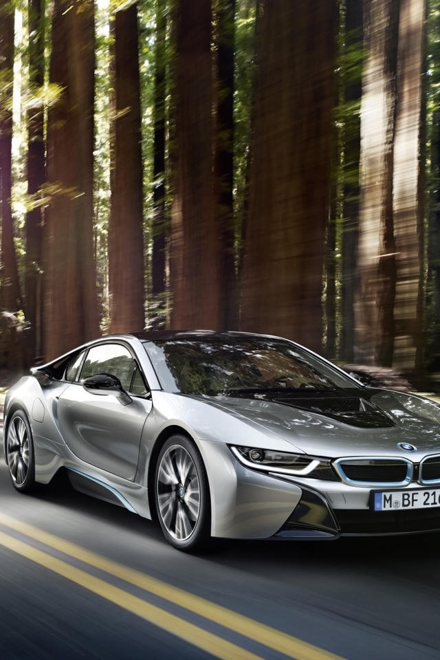 Новый BMW i8 на дороге в лесу