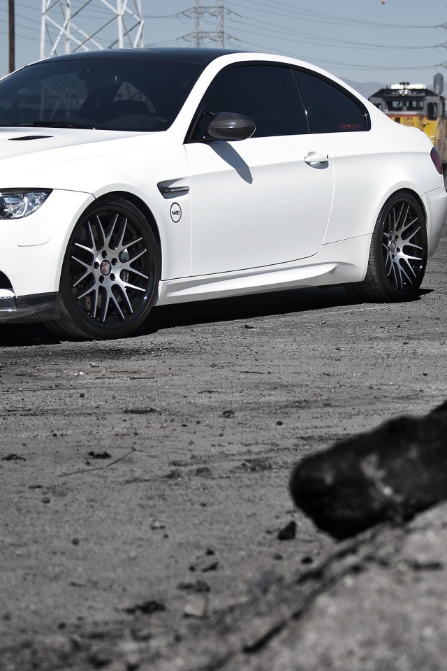 Белый БМВ на железнодорожной станции