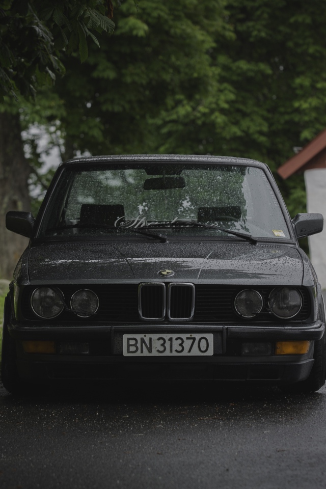 Мокрый BMW E28 на улице