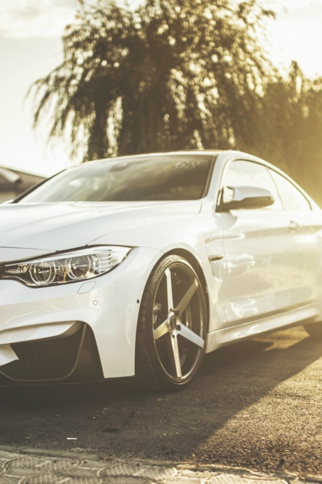Белый автомобиль BMW M4