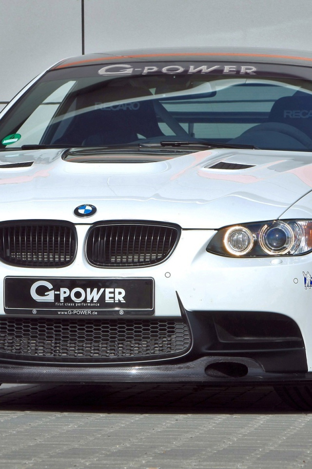 Вид спереди на белый BMW M3 RS