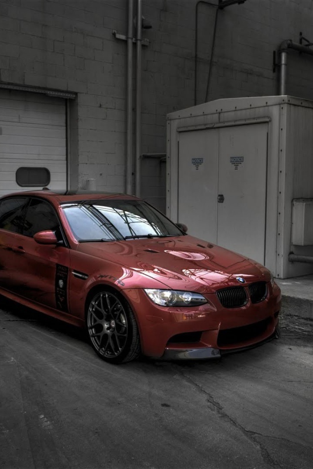 Красный BMW E92 M3 у гаража