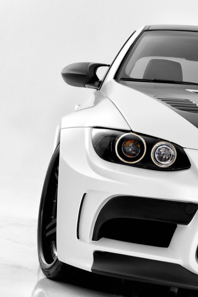 Белый BMW E92 M3 с черным капотом