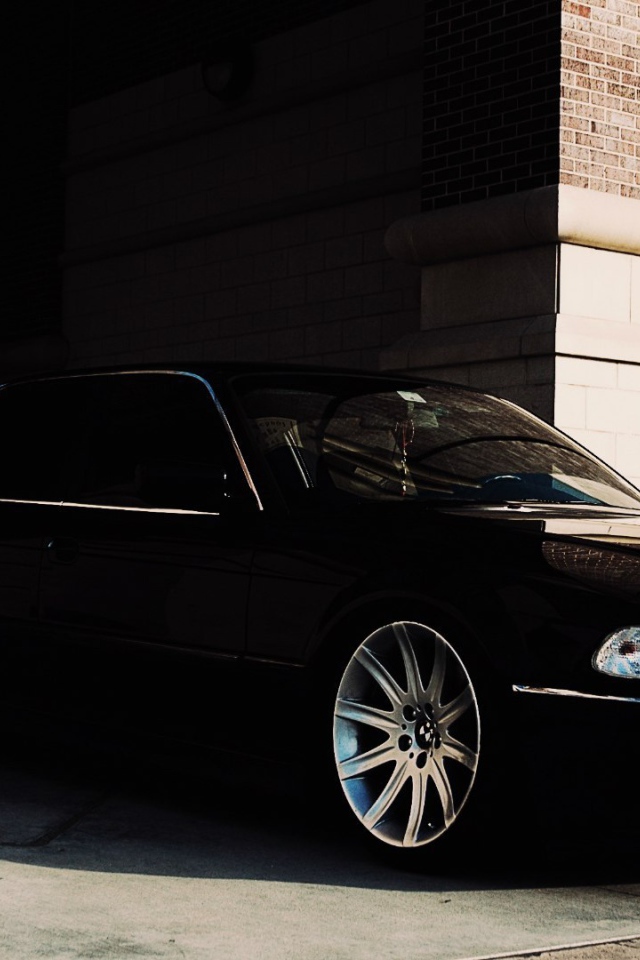 Черный BMW 750 E38