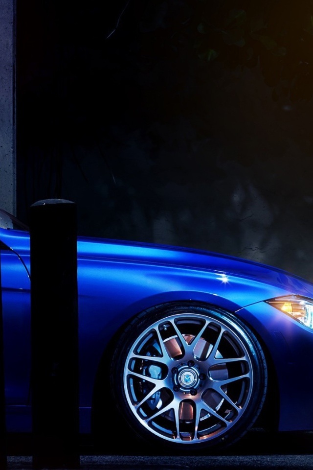 Перед голубого БМВ