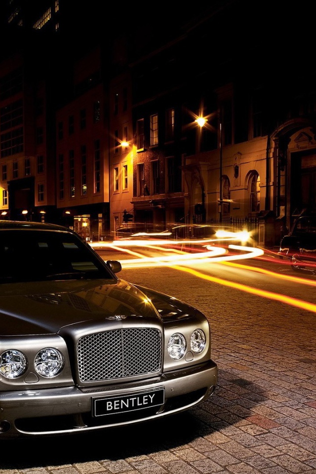 Бентли на темной улице