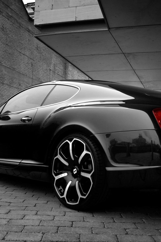 Черный Bentley заезжает в гараж