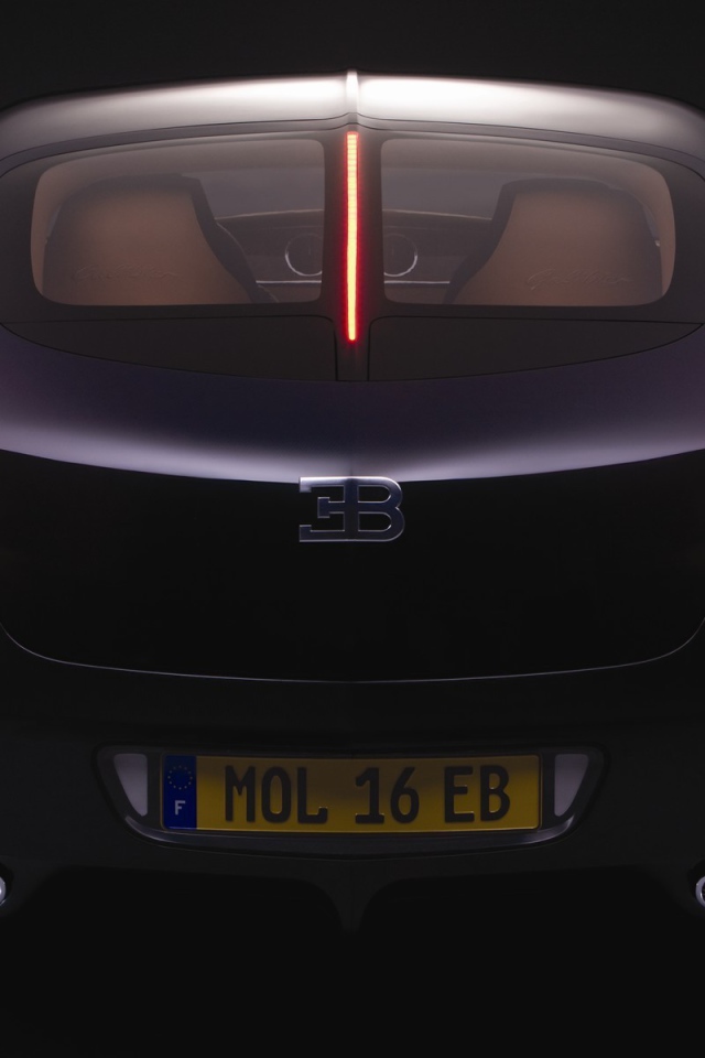 Черный Bugatti 16C Galibier с французскими номерами