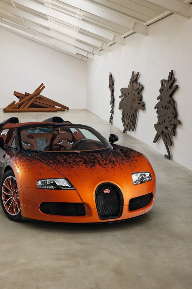 Кабриолет Bugatti Veyron в выставочном зале