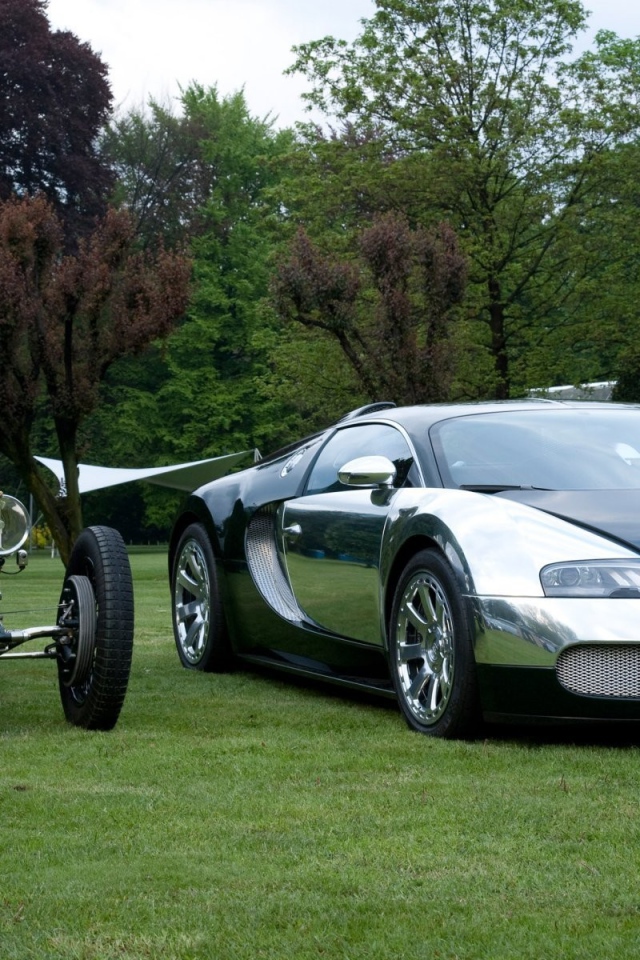 Ретро и современный автомобили Bugatti