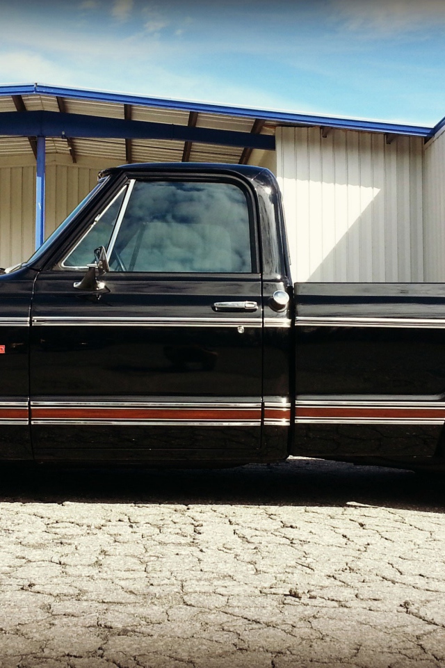 Черный пикап Chevy