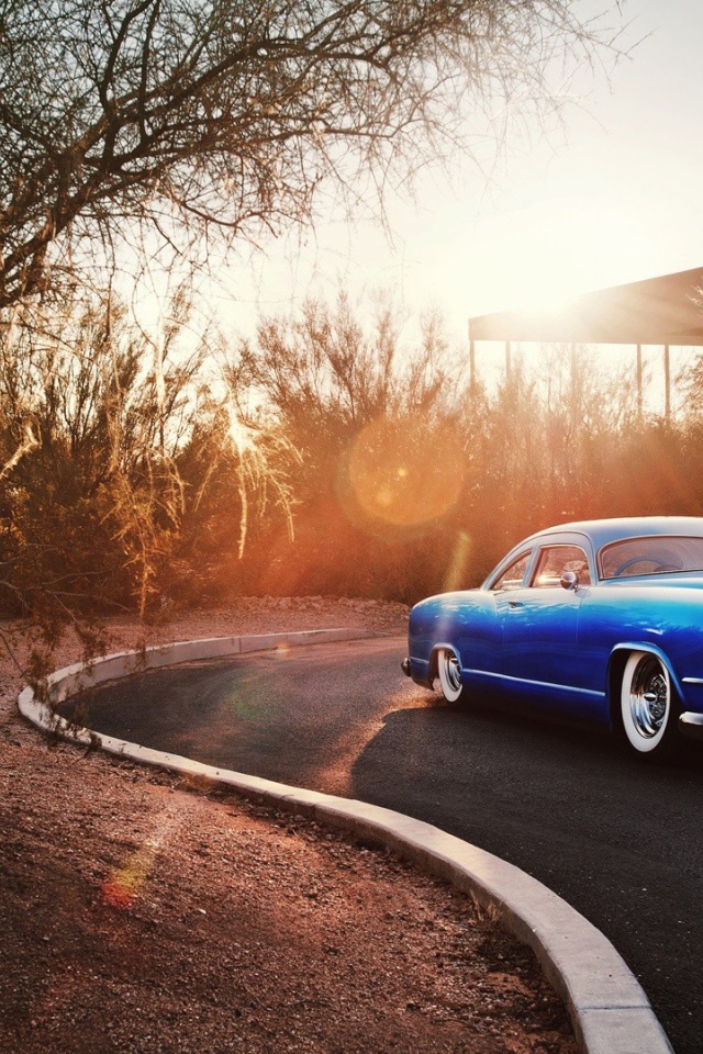 Голубой ретро автомобиль Chevrolet Kaiser