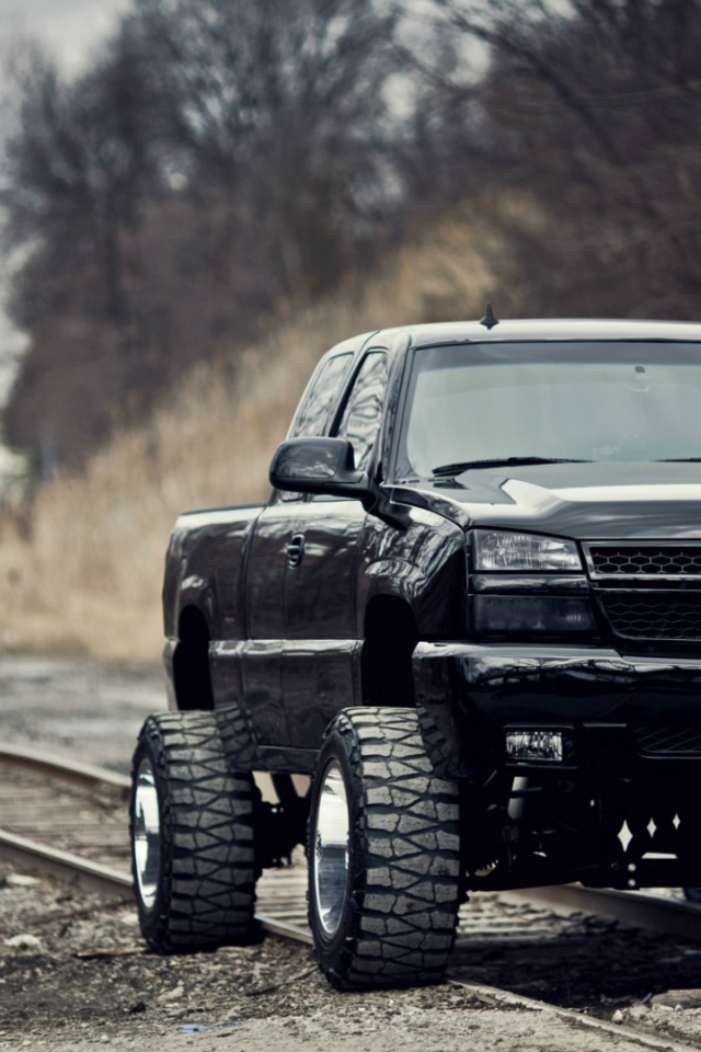 Chevrolet Silverado SS на рельсах