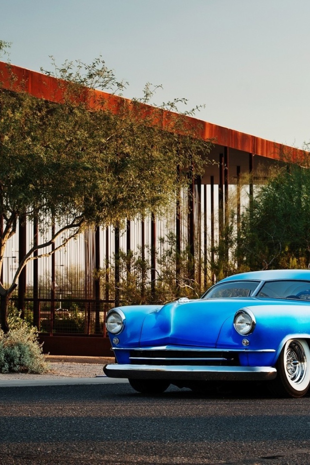 Старый автомобиль Chevrolet Kaiser