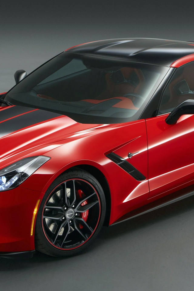 Красный Chevrolet Corvette Stingray на сером фоне