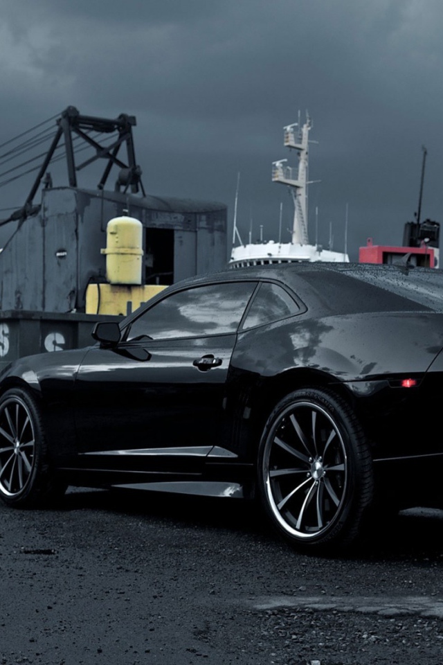 Черный Chevrolet Camaro в порту
