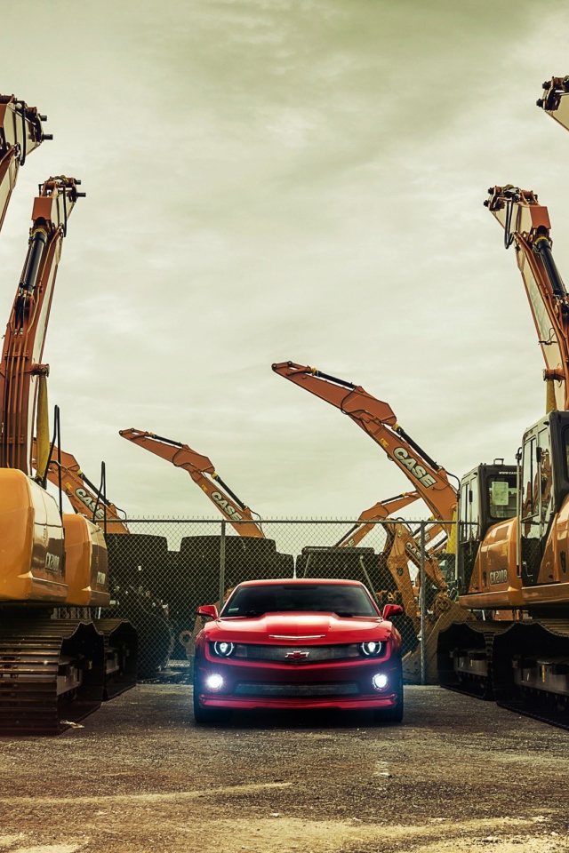Chevrolet Camaro между экскаваторами
