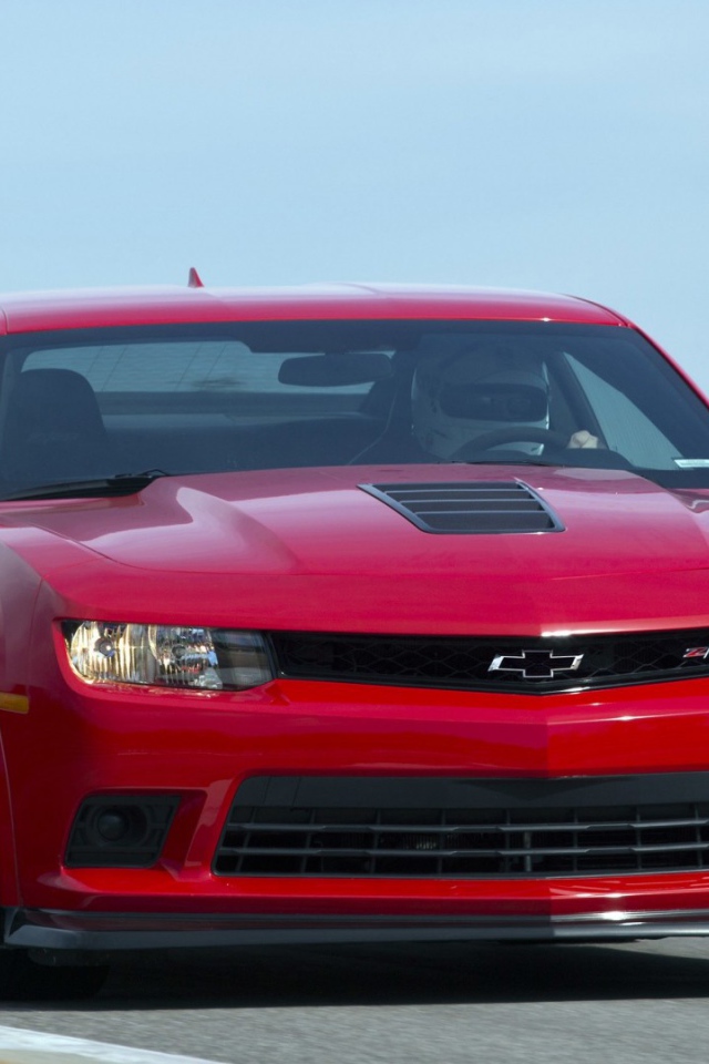 Великолепный красный Chevrolet Camaro