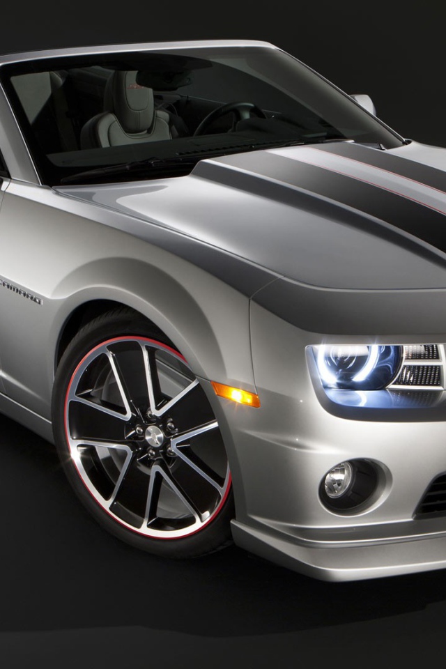 Серый кабриолет Chevrolet Camaro на сером фоне