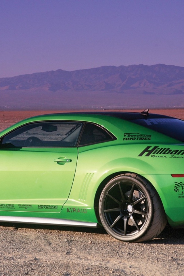 Зеленый Chevrolet Camaro в пустыне